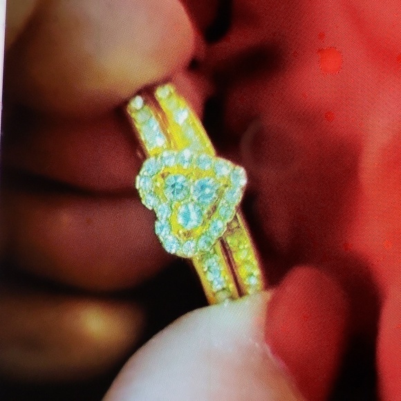 NWT 2PC Engagement setrhinestones heart shape, gold tone size 7 - Picture 3 of 9
